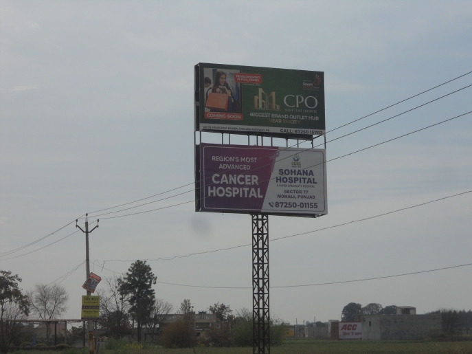 Publicité pour un hôpital privé Panneau routier de publicité Publicité pour un hôpital spécialisé en oncologie et traitement du cancer