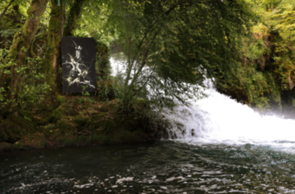 Peinture de Thierry Moyne placée à côté d’une chute d’eau (© Pascal Régald). Peinture de Thierry Moyne placée à côté d’une chute d’eau (© Pascal Régald).
