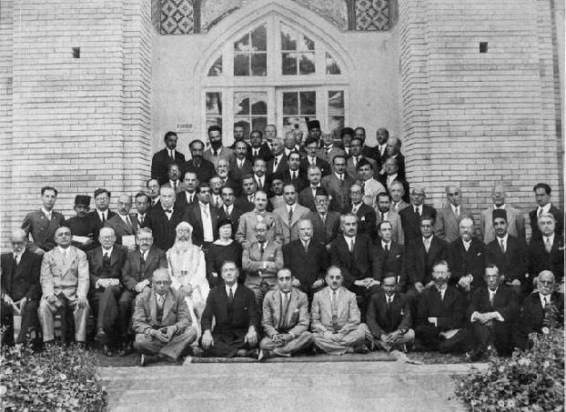 Participants au Congrès du Millénaire de Ferdowsi, à l’entrée de l’auditorium Dâr-ol-Fonoun, Téhéran (1934). Participants au Congrès du Millénaire de Ferdowsi, à l’entrée de l’auditorium Dâr-ol-Fonoun, Téhéran (1934).
