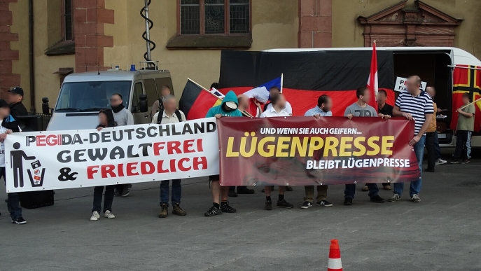 Participants à une manifestation de Pegida à Francfort photo de la banderole de Pegida