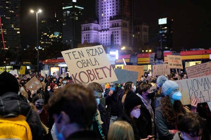 Marche de la Grève des femmes à Varsovie, photo d'une foule manifestant dans la nuit