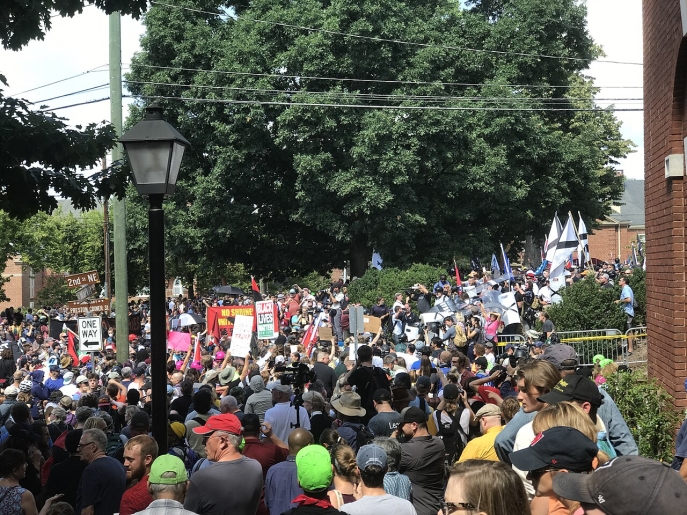 Confrontation à l’entrée du parc Emancipation lors du rassemblement « Unite the Right » à Charlottesville photo d'image de foule en manifestation