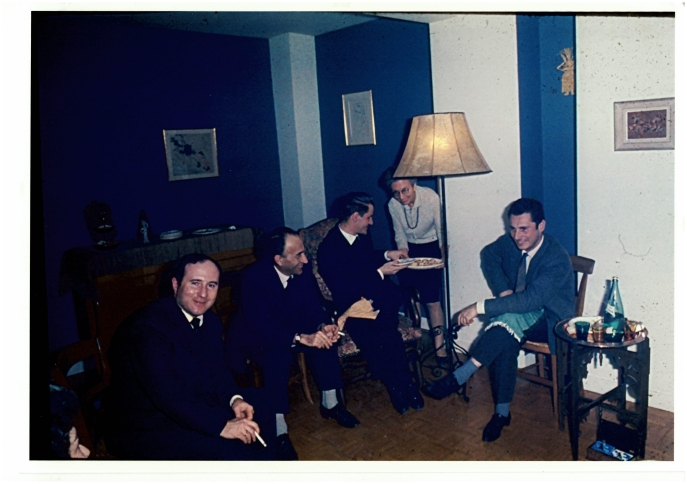 photo de cinq personnes dans un salon années 1960