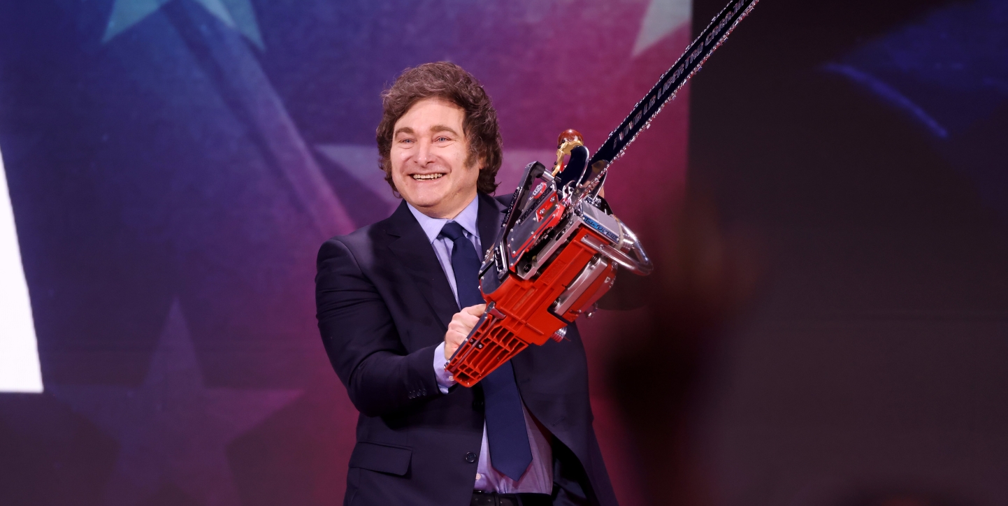 photo de Javier Milei avec une tronçonneuse