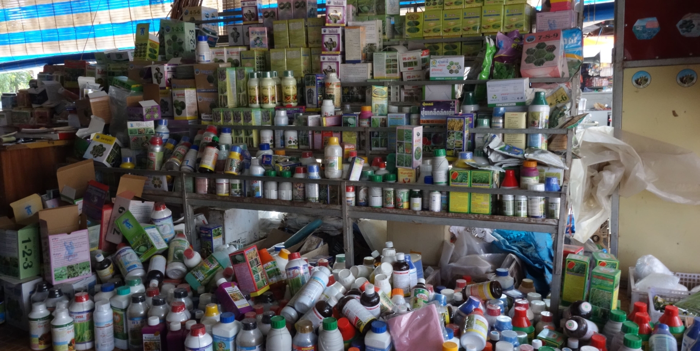 photo couleur de nombreuses bouteilles de pesticides