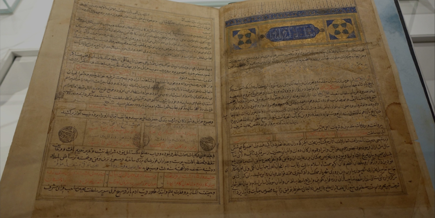 Manuscrit du Jâmeʿ al-tawârîkh (Compendium des chroniques) de Rashid al-Din Fazlullah, Iran, début du XVe siècle ap. J.-C., encre, aquarelle et or sur papier – Musée Aga Khan – Toronto, Canada – Wikisource.